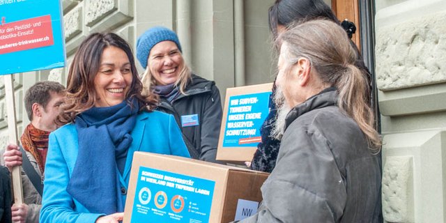 Franziska Herren hat gut lachen: Sie hat die Trinkwasserinitiative am Donnerstag in Bern eingereicht. (Bild BauZ)