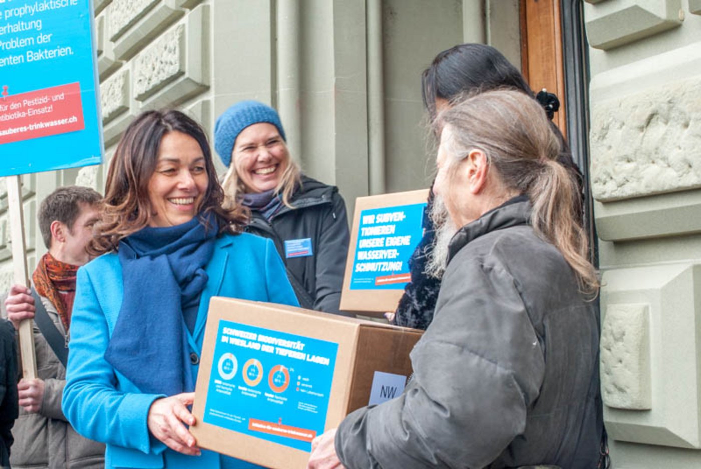 Franziska Herren hat gut lachen: Sie hat die Trinkwasserinitiative am Donnerstag in Bern eingereicht. (Bild BauZ)