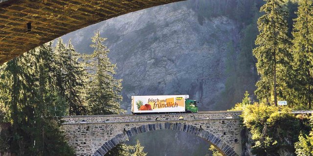 Die Fenaco unterwegs. Mit dabei ist immer das Wissen um die bäuerliche Herkunft, auch wenn aus der Genossenschaft längst ein Konzern geworden ist.(Bild zVg)