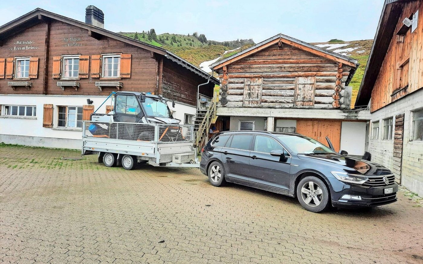 Unser treues Gefährt, ein Side-by-Side mit Ladebrücke, darf auf der Alp natürlich nicht fehlen.