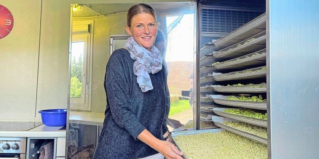 Andrea Stadelmann-Erni bei der Teigwarenproduktion auf dem Hof Schwand bei Willisau LU. Diese kommen vor allem in ihre Geschenkkörbe.