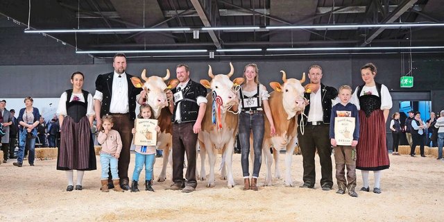 Simmental Senior: Miss: Unetto Malea von Daniel und Adelheid Graf (m.); Vize Miss: Teo Amy von Peter Brügger (r.); Miss Schöneuter: Balmer’s Pinio Gabi von Toni Perren.