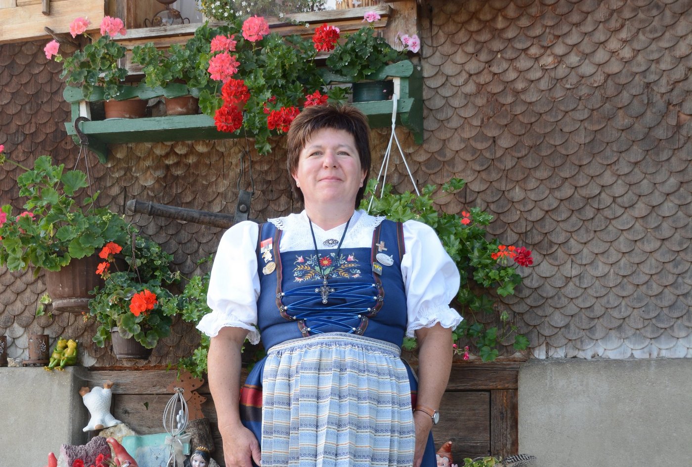 Monika Huber in ihrer Luzerner Sonntagstracht inmitten der geliebten Geranienpracht. (Bilder Andrea Gysin)