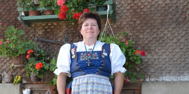 Monika Huber in ihrer Luzerner Sonntagstracht inmitten der geliebten Geranienpracht. (Bilder Andrea Gysin)