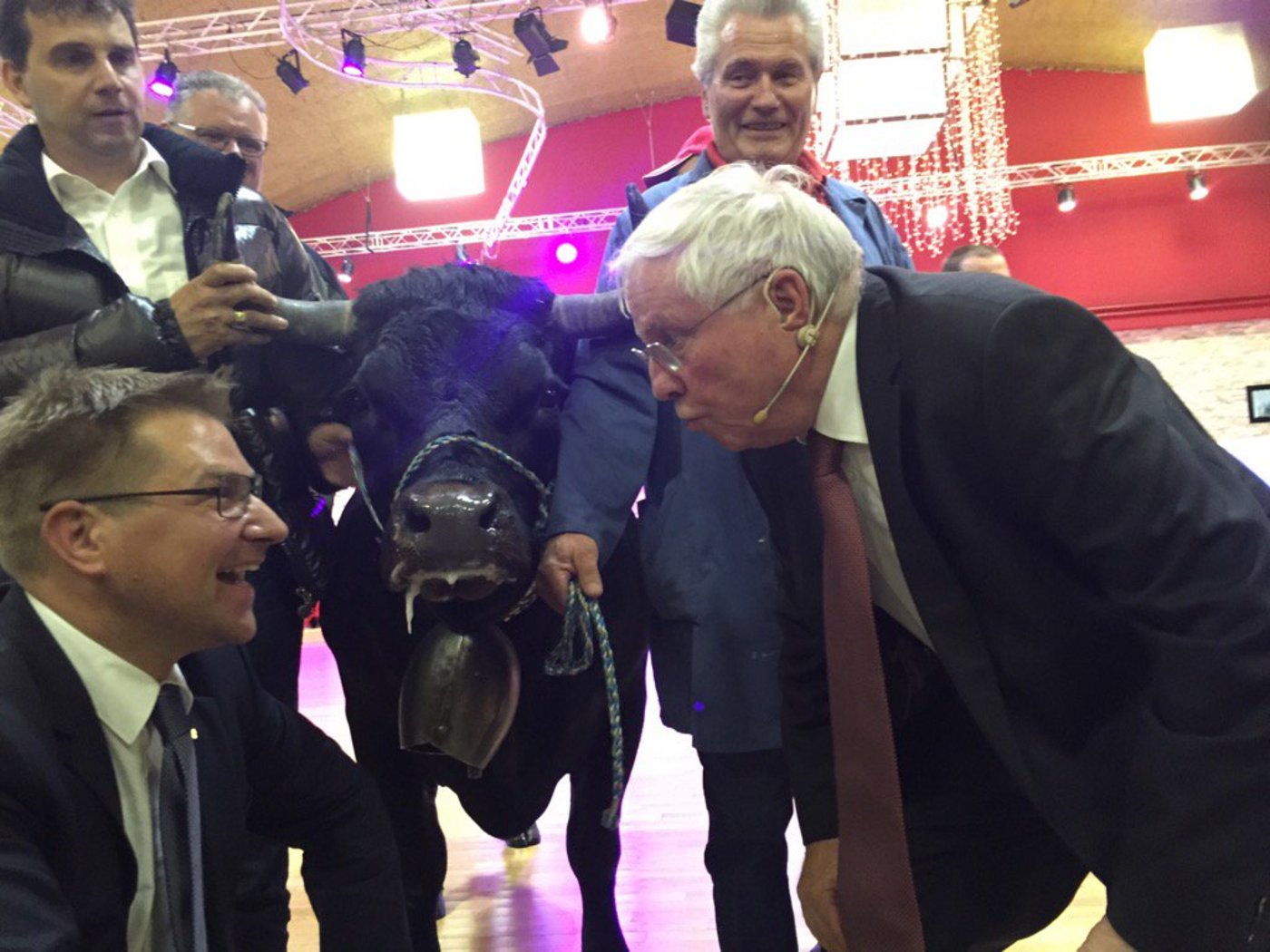Christoph Blocher überreicht Toni Brunner sein schwergewichtiges Abschiedsgeschenk. (Bild Markus Häfliger/Twitter)
