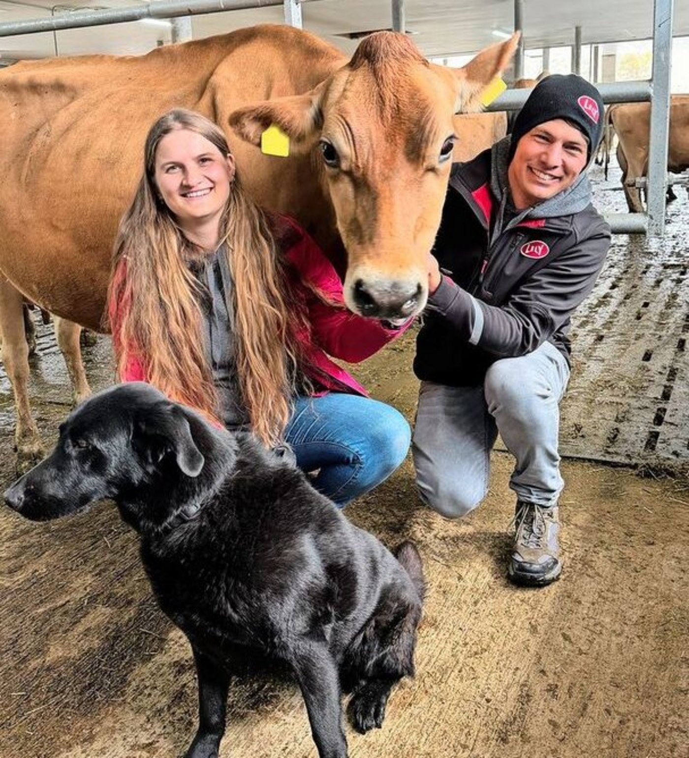 Stephanie Lanter und Reto Bieri sind zufrieden mit ihrem umgebauten Stall. Die Arbeitsbelastung sei nun tiefer, und der Einsatz der Roboter gebe mehr Flexibilität.