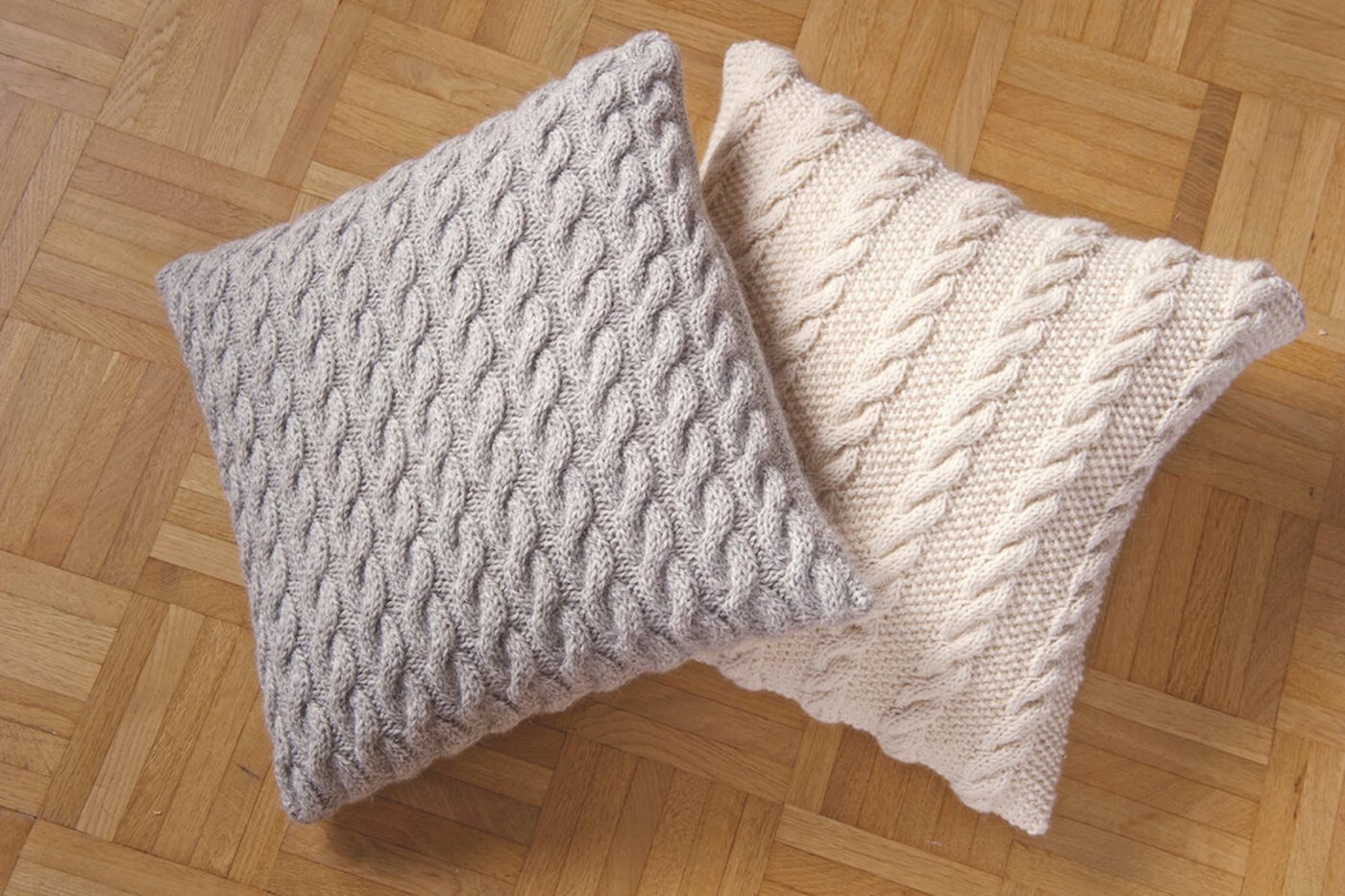 Dekorative Kissen mit Zopfmuster selber stricken. (Foto: Avesani Verlag)