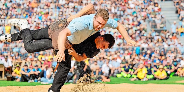 Im Schlussgang am Emmentalischen traf Michael Moser (r.) auf Adrian Walther. Trotz einem gestellten Gang hatte Moser am Schluss einen Punktevorsprung und sicherte sich so den Festsieg. 