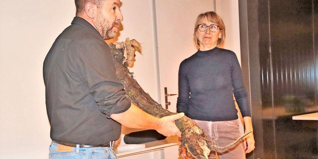 Philippe Brühlmann übergibt an Ursula Beutler.