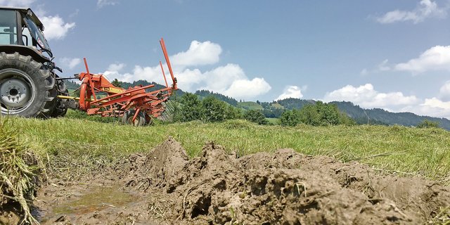 Der Dauerregen war für diese Drainage zu viel des Guten. Futterbaulehrer empfehlen, die Flächen nach Nässeperioden abzuräumen, zum Wohle von Grasnarbe und Boden.  (Bild aem)