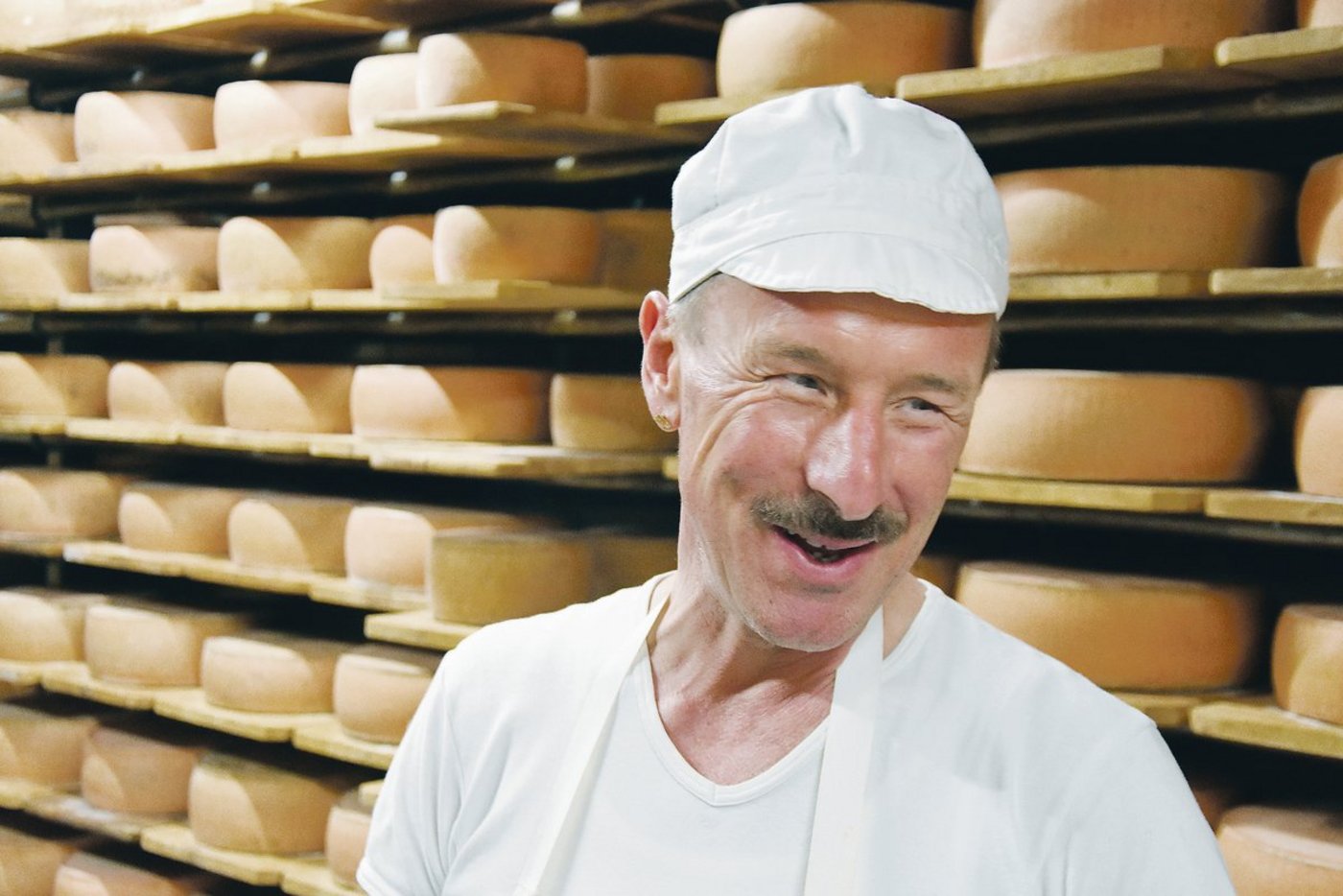 Käsermeister Willi Schmid in einem seiner fünf Käsekeller in Lichtensteig. Er schwört auf die Rohmilch aus dem Toggenburg, welche die Basis für den Erfolg seiner preisgekrönten Käse legt. (Bilder Urs Oskar Keller)