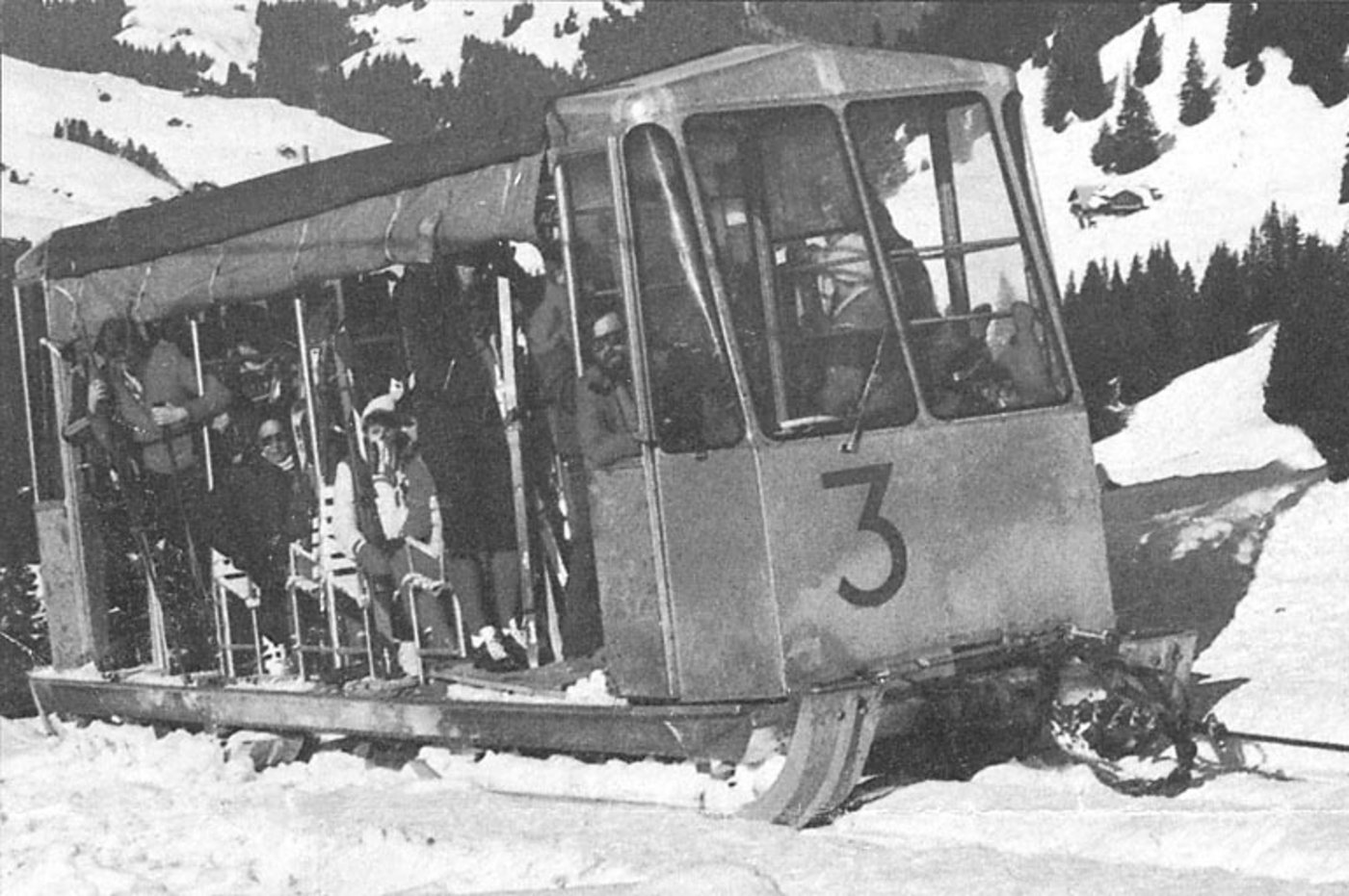 Der «Funi» sieht aus wie eine Zahnradbahn und  wird dank seiner Kufen aber nur über den Schnee gezogen. (Bild zVg)