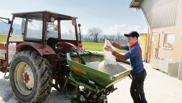 Cyrill Graf aus Maisprach BL macht sein 1. Lehrjahr in Wauwil auf dem Föhrenhof von Jakob Lütolf.(Bild zVg)