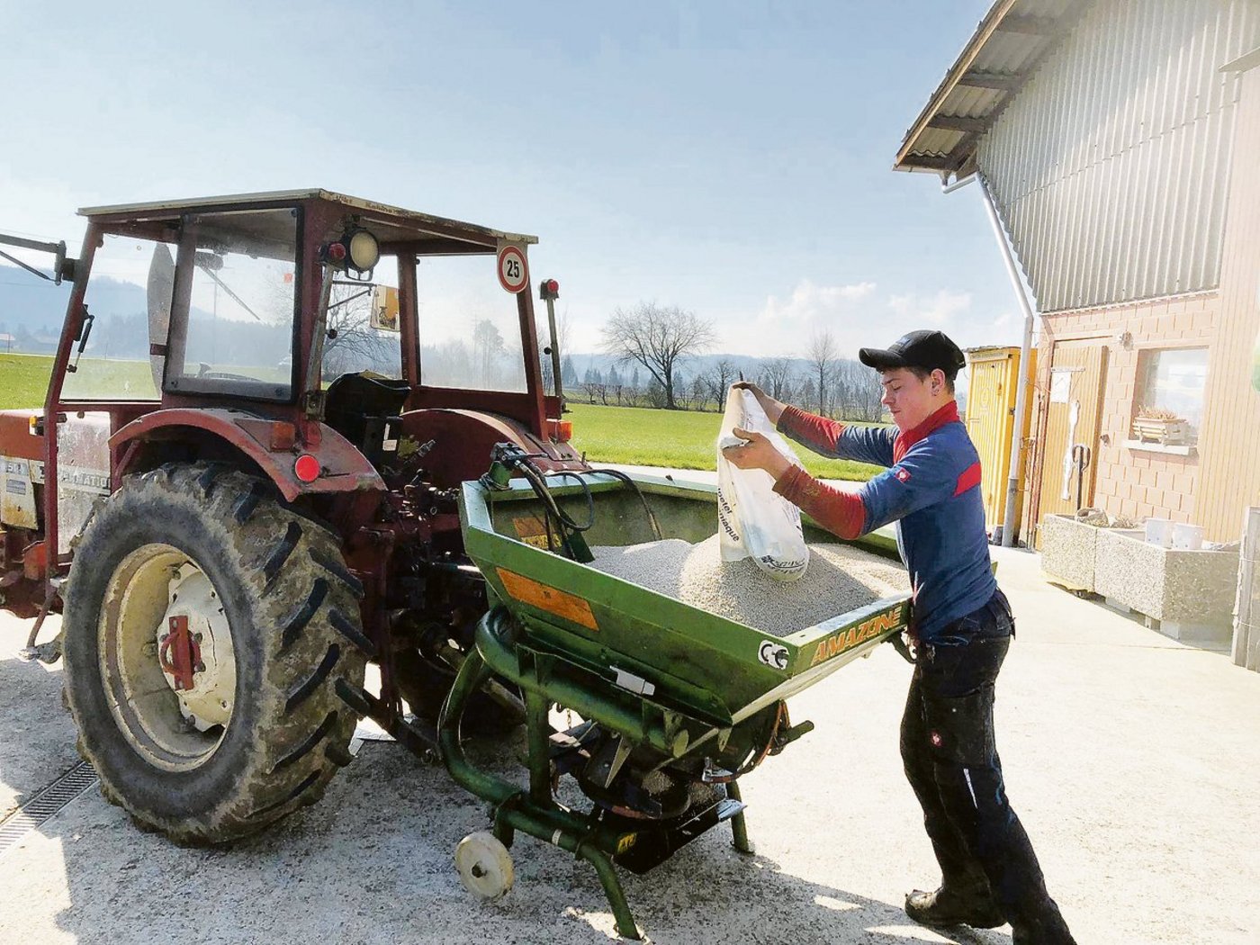 Cyrill Graf aus Maisprach BL macht sein 1. Lehrjahr in Wauwil auf dem Föhrenhof von Jakob Lütolf.(Bild zVg)