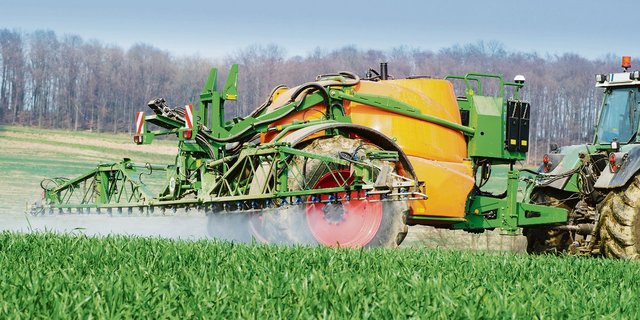 Das Corona-Virus hat die Diskussion um Pflanzenschutzmittel etwas aus den Schlagzeilen gedrängt, aber der politische Druck bleibt hoch. (Bild Stock Adobe)