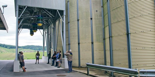 Die Getreideproduzenten besichtigten am Getreidehöck die drei neuen Getreidesilos. Damit nicht genug – mit dem Bau von zwei weiteren Getreidesilos soll dieses Jahr gestartet werden. 