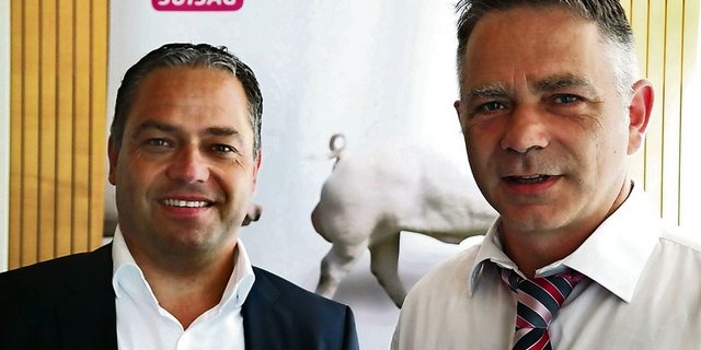 Meinrad Pfister (links) übergibt das Präsidium der Suisag anlässlich der Generalversammlung in Dagmersellen LU an Jürg Barmettler. (Bild: Josef Kottmann)