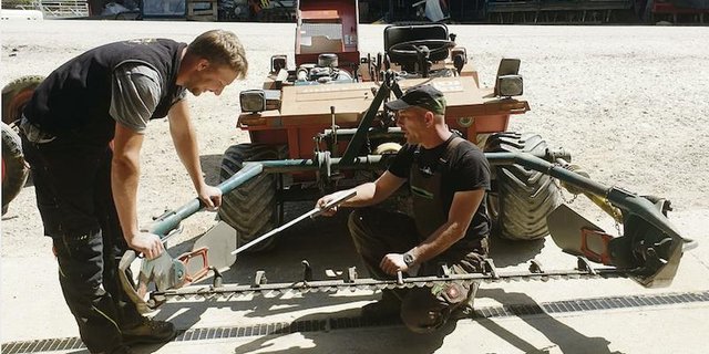 Berufsbildner Stefan Sauter  unterstützt seinen Lernenden Kilian Gehring beim Auftrag zum Messerbalken. (Bild zVg) 