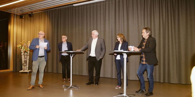 Diskutierten unter Leitung von Augustin Mettler (links) über das Thema Raumplanung (von rechts): Vendelin Coray, Geschäftsführer Schwyz Tourismus, Barbara Jud von Espace Suisse, Ständerat Othmar Reichmuth und Baptist Lottenbach, Gemeinderat Weggis.