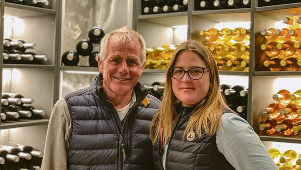 Josef Meyer und Tochter Esther Dos Santos-Meyer im Weinarchiv. Die Landwirtin und studierte Betriebswirtin arbeitete einige Jahre im Finanzbereich. Auf Ende Jahr übernimmt sie die Pacht.