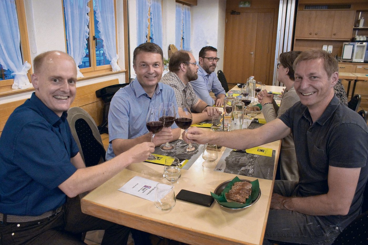 René Epp, Jan Arnet und Thomas Röösli (v. l. n. r.) stossen an auf ein gutes Geschäftsjahr 2020 der Biosphäre Markt AG. (Bild Sandra Steffen-Odermatt)