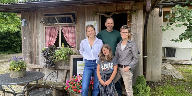 Margrit Lehmann steht zusammen mit Ihrem Gatten Hansueli und den Töchtern Jana und Lorena vor dem kleinen Hofladen. Bald soll er durch einen grösseren ersetzt werden, was die Arbeit der Bäuerin vereinfachen wird. (Bilder jsc)