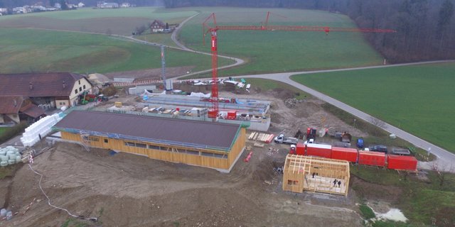 Das Zweckgebäude Bienen wurde noch vor Weihnachten aufgerichtet. (Bilder zVg)