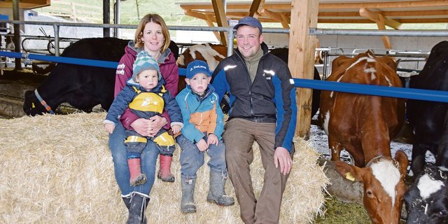 Bei Corinne und Pirmin Schüpfer in Rickenbach LU steht der Prototyp des Normstalls. Hier mit ihren Buben Lui und Finn. Die Zwillinge Mira und Tim waren noch in der Schule. (Bilder Peter Fankhauser)