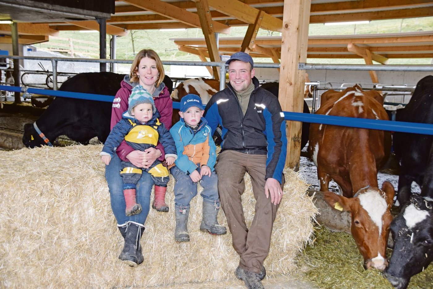 Bei Corinne und Pirmin Schüpfer in Rickenbach LU steht der Prototyp des Normstalls. Hier mit ihren Buben Lui und Finn. Die Zwillinge Mira und Tim waren noch in der Schule. (Bilder Peter Fankhauser)