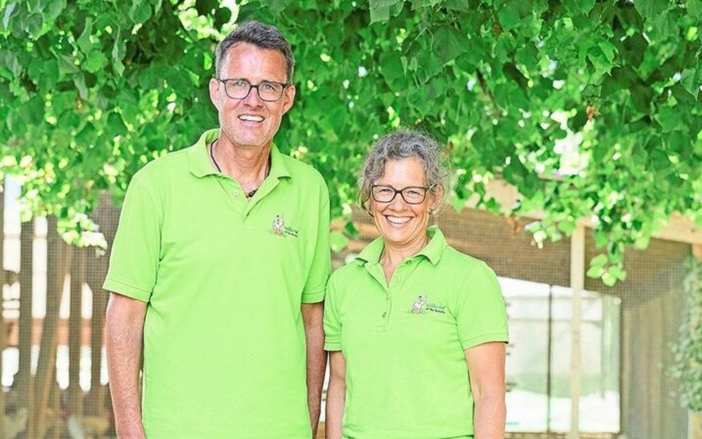 Markus und Barbara Schütz ziehen seit 2022 Bruderhähne auf und vermarkten das gesamte Fleisch selber. 