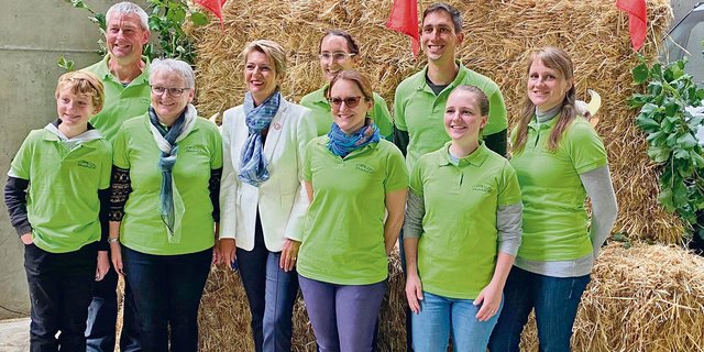 Hoher Besuch für die Brunchanbieter: Bauernfamilie Priska und Werner Felder mit Bundesrätin Karin Keller-Sutter.  (Bild zVg)