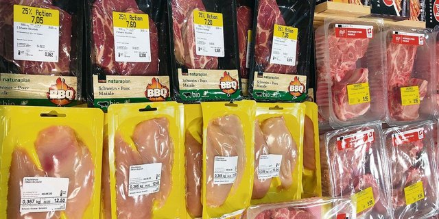 Der Labelanteil bei Rind, Kalb und Schwein ist zwar vergleichsweise hoch. Der Schweizer Tierschutz will den Absatz aber weiter ankurbeln und fordert deshalb, die Margen für Labelfleisch zu reduzieren.