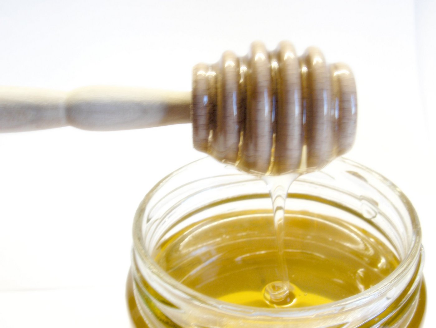 Weil es zu wenig einheimischen Honig gibt, müssen die Konsumenten zum Teil zu Importhonig greifen. (Bild motograf  / pixelio.de)