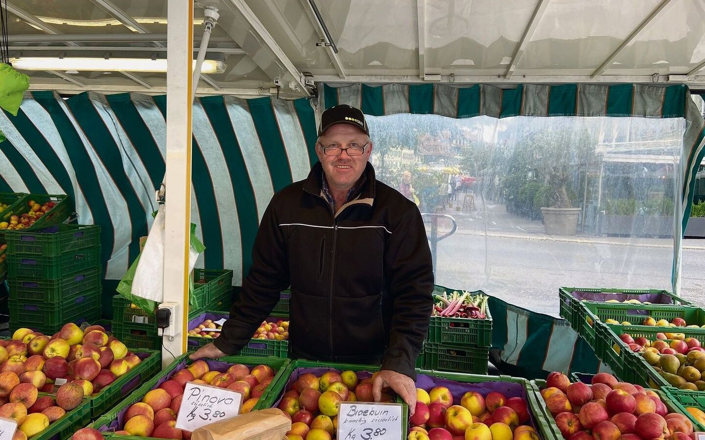Walter Stettler am Marktstand auf dem Bundesplatz. Er ist Präsident des Vereins Berner Märit. 