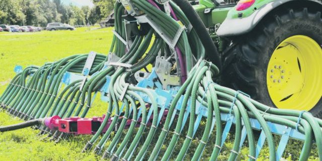 Ein Schleppschlauch erfüllt gleich mehrere Aufgaben: Einerseits werden die Ammoniakverluste reduziert und andererseits werden Pflanzenteile viel weniger mit Gülle verschmutzt. (Bild BauZ)
