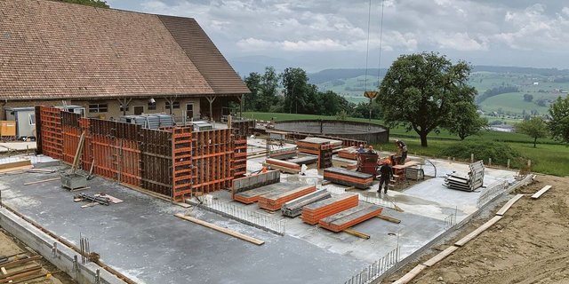 Neubau einer Scheune im Kanton Luzern. Die Preise für Stahl und Beton haben sich gegenüber dem Frühjahr auf hohem Niveau stabilisiert. Lieferfristen für Einrichtungen können aber lang sein. 