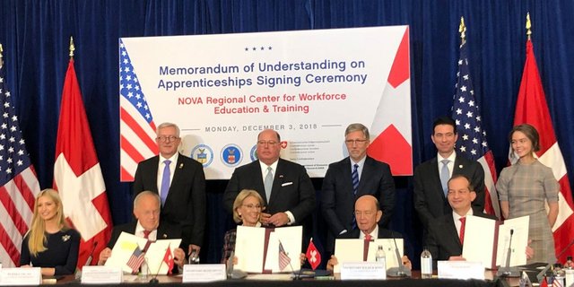 Ivanka Trump, Johann Schneider-Ammann, Betsy DeVos, Wilbur Ross und Alexander Acosta unterzeichneten das MoU. (Twitter @_BR_JSA)