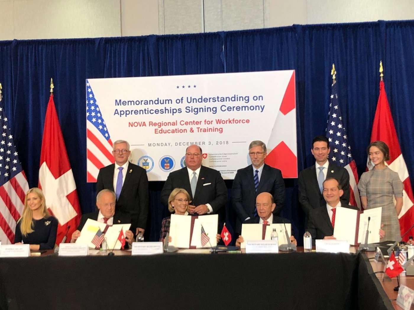 Ivanka Trump, Johann Schneider-Ammann, Betsy DeVos, Wilbur Ross und Alexander Acosta unterzeichneten das MoU. (Twitter @_BR_JSA)