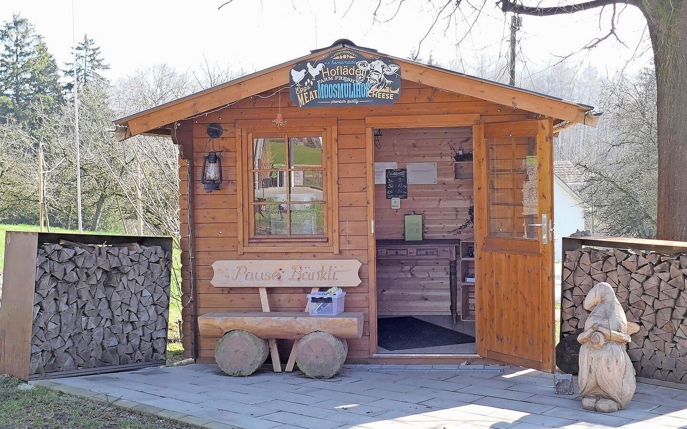 Zum Moosmülihof gehört auch ein Hoflädeli, das rund um die Uhr geöffnet ist. Auch ein Bänkli zu mVerweilen darf nicht fehlen.