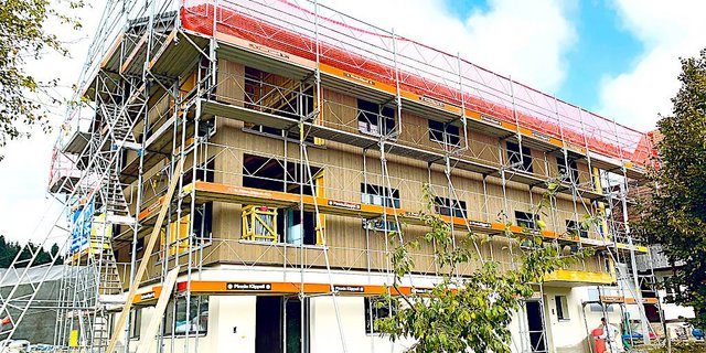 Für viele Bauprojekte ausserhalb der Bauzonen wird der Weg von den ersten Wünschen bis zum bewilligten Projekt immer länger und steiniger. Das Bild zeigt den Neubau eines Bauernhauses. (Bild LBG)