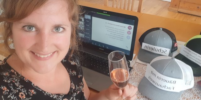 Rahel Osterwalder stiess symbolisch mit den Absolventinnen an und wünschte ihnen, verschiedene Hüte im Leben auszuprobieren. (Bild zVg)