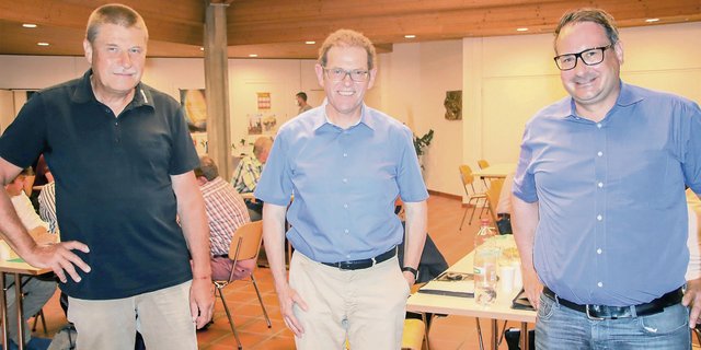 Jakob Stark, der neue Präsident des Branchenverbands Thurgau Wein, wird umrahmt von Vize-präsident Michael Polich (links) und Michael Balmer. (Bild Roland Müller)