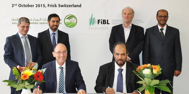 FiBL-Direktor Urs Niggli und Rashed Al Shariqi, Generaldirektor der Abu Dhabi Food Control Authority, bei der Unterzeichnung. (Bild FiBL)