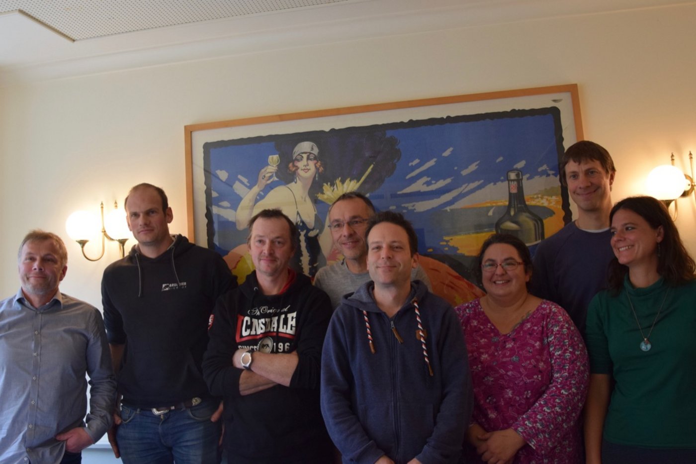 Lancierten das Manifest: Schweineproduzent Markus Müller, Sempach LU; Biogemüseproduzent Stefan Brunner, Spins BE; Milchproduzent Philippe Reichenbach, La Chaux-de-Fonds NE; Winzer Yves Bartandon, Genf; Mathias Stalder und Vanessa Renfer, Uniterre; Bio-Getreideproduzent Romain Beuret, Courchapoix JU; Berthe Darras, Uniterre. (Bild jw)