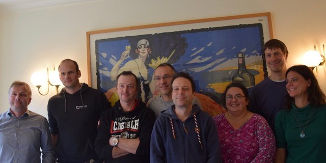 Lancierten das Manifest: Schweineproduzent Markus Müller, Sempach LU; Biogemüseproduzent Stefan Brunner, Spins BE; Milchproduzent Philippe Reichenbach, La Chaux-de-Fonds NE; Winzer Yves Bartandon, Genf; Mathias Stalder und Vanessa Renfer, Uniterre; Bio-Getreideproduzent Romain Beuret, Courchapoix JU; Berthe Darras, Uniterre. (Bild jw)