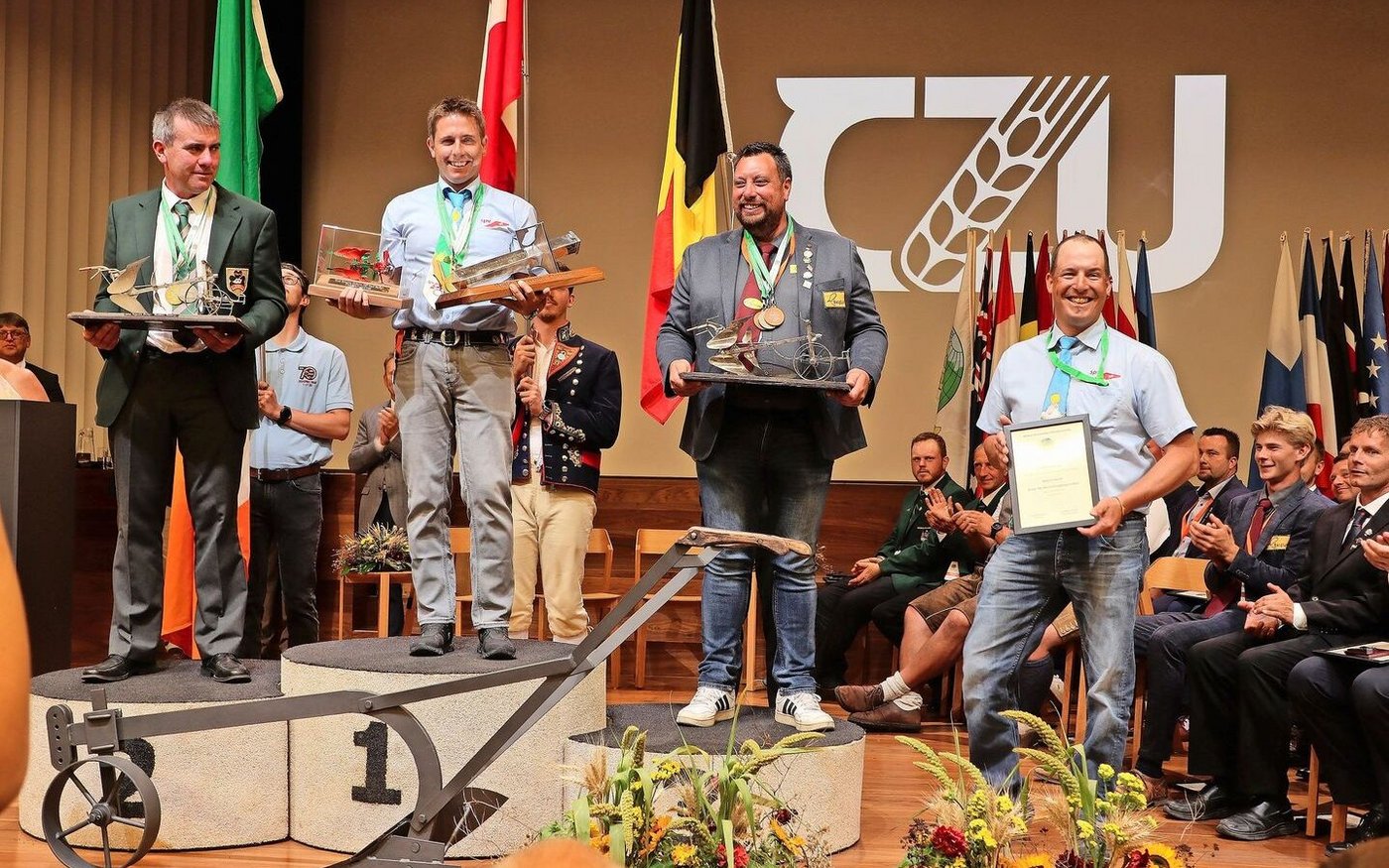 (v.l.n.r.) Siegerfoto: Jer Coakley, Irland – zweiter Platz, Marco Angst – Weltmeister und Tor Broeckx, Belgien – Platz Drei sowie der Schweizer Teambetreuer Stefan Spring
