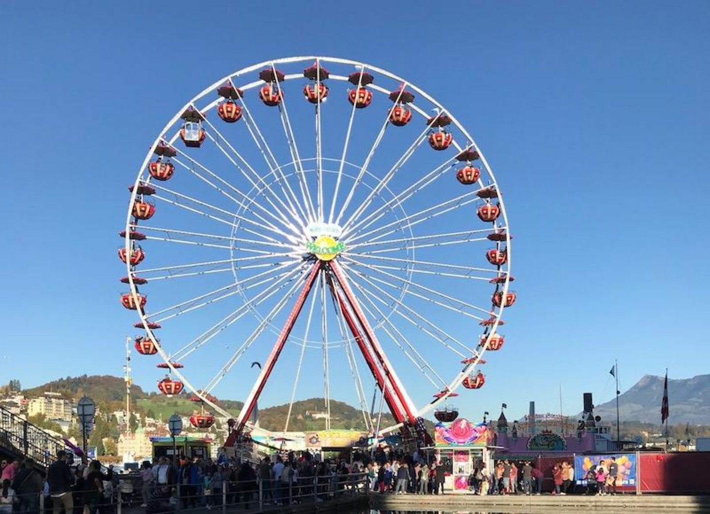Herbstzeit ist Chilbizeit: Riesenrad, Marktstände, Kinderlachen und der Duft nach Magenbrot locken vielerorts Jung und Alt. (Bild Monika Neidhart)