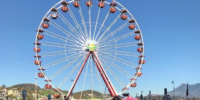 Herbstzeit ist Chilbizeit: Riesenrad, Marktstände, Kinderlachen und der Duft nach Magenbrot locken vielerorts Jung und Alt. (Bild Monika Neidhart)