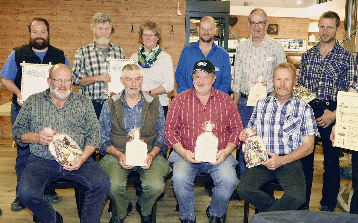 An der Hauptversammlung erhielten die besten Schwyzer Alpkäser(innen) eine Auszeichnung.
