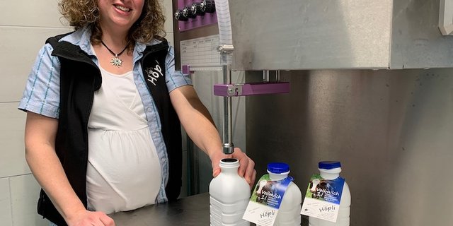 500 bis 600 Liter Heumilch pasteurisiert und homogenisiert Cornelia Höpli zweimal die Woche. Neuerdings erleichtert eine Anlage das Abfüllen in die 1-Liter-Flaschen. (Bild Ruth Bossert)